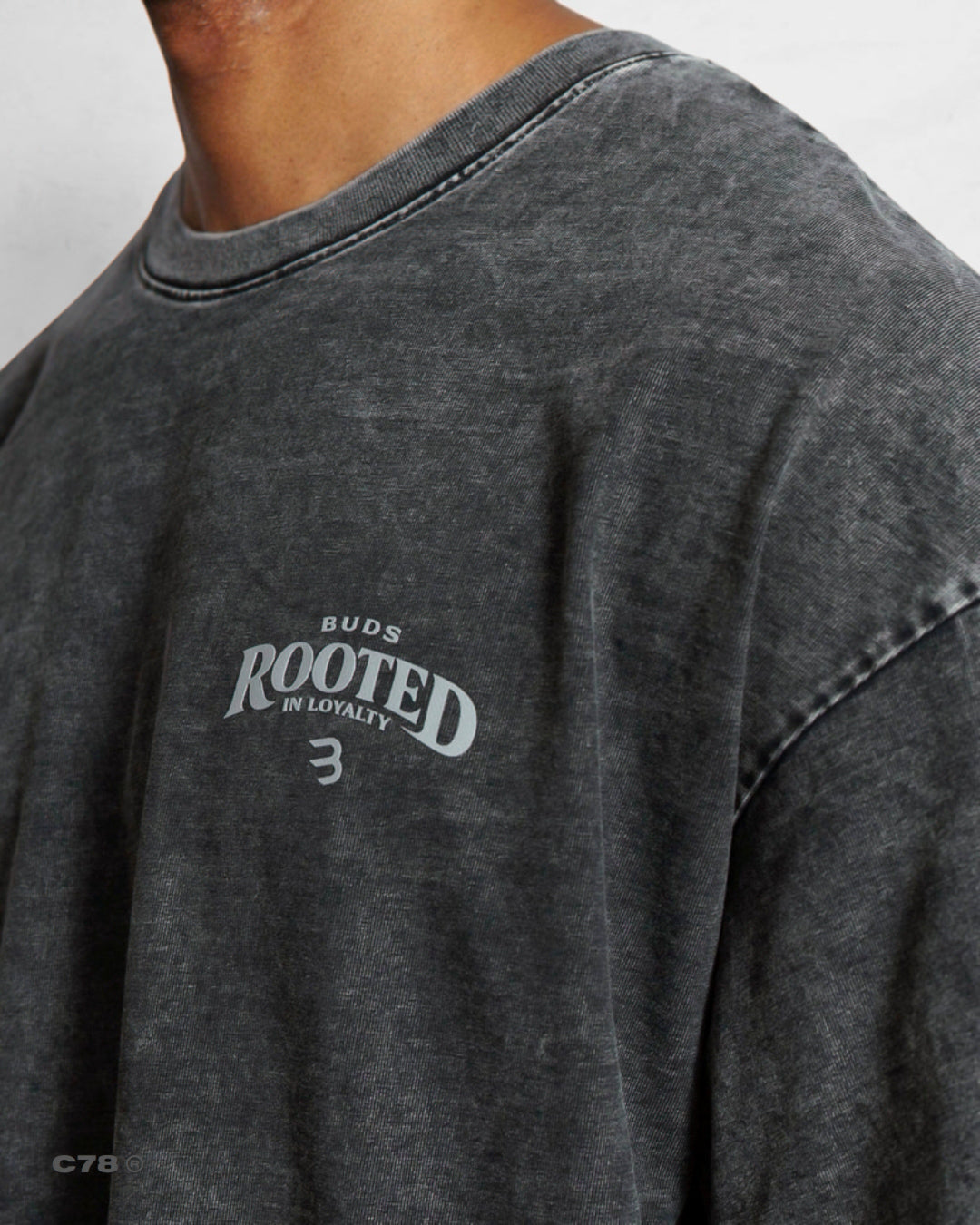 CAMISETA OVERSIZE ROOTED ACID WASH NEGRO